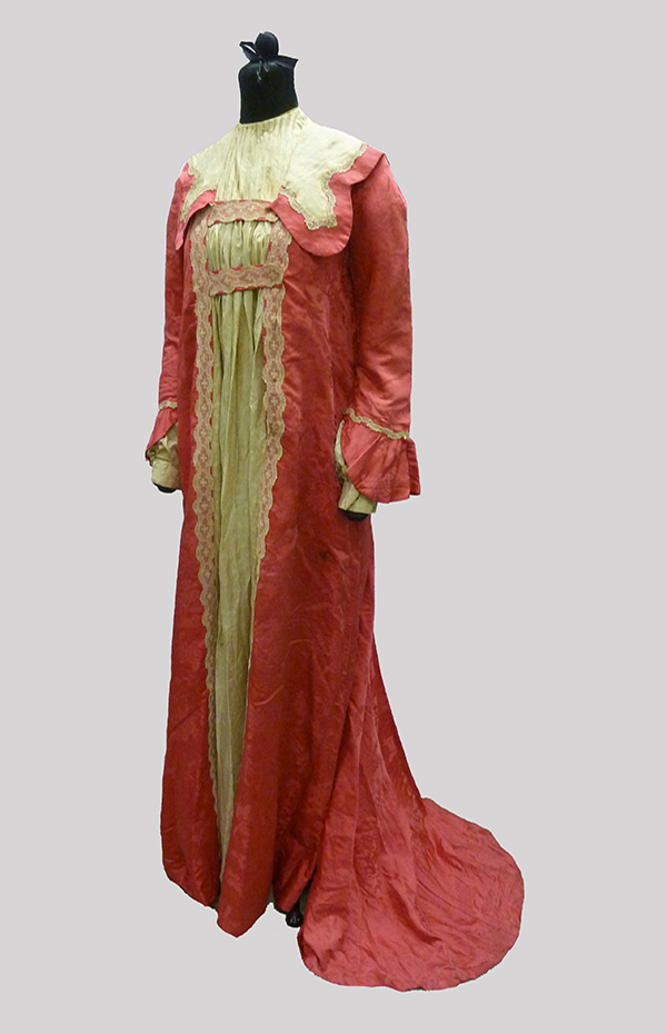 Silk and Lace Tea Gown (1900s-10s); Missouri Historic Costume and Textile Collection, University of Missouri, Columbia