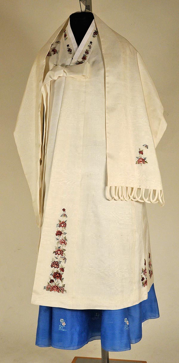 Beauty of Korea: Hanbok and Hanok (2002) // Missouri Historic Costume ...