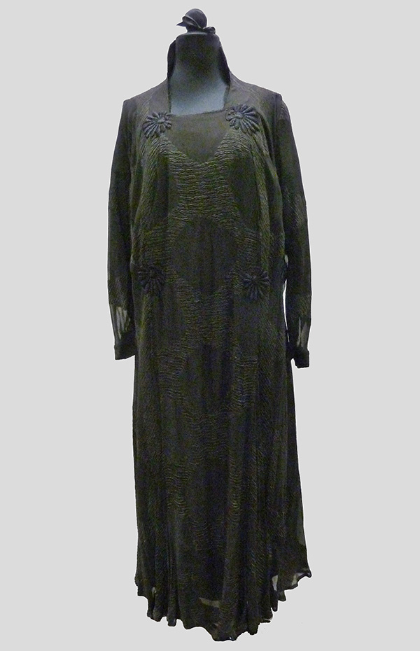 Embroidered Silk Chiffon Gown (1909-11); Missouri Historic Costume and Textile Collection, University of Missouri, Columbia